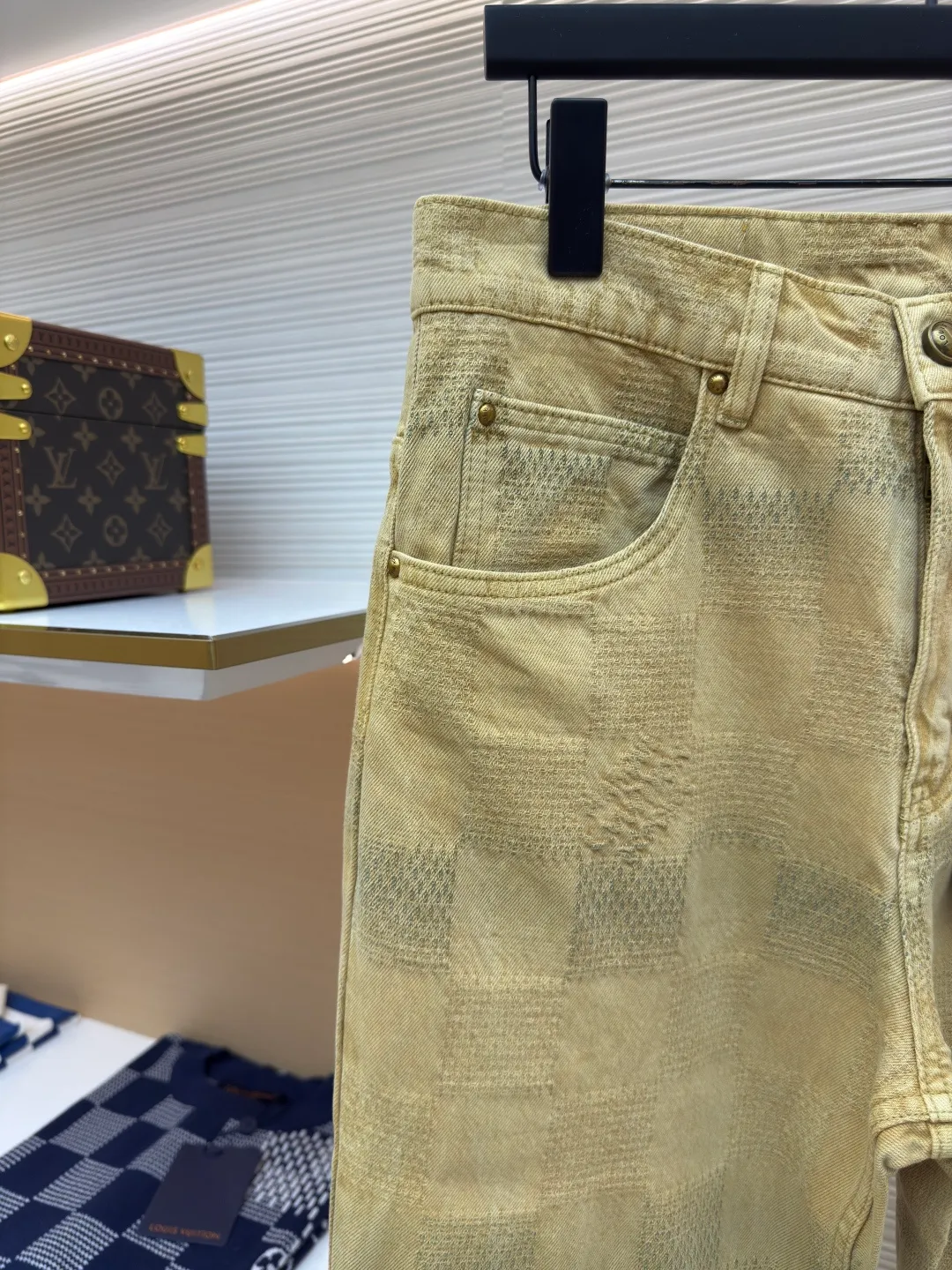 LOUIS VUITTON turquoise denim trousers ●Authentic product: Purchased and developed by 14570 ●Item number: 1680008-B40 ●Material: denim fabric ●Technology: jacquard production ●Version: fitted version ●Weight: about 760 grams ●Size: 30-32-34-36 ●Description: Made of custom-woven denim denim, custom-dyed with counter-color indigo effect to make 3D checkered jacquard process. Through the yarn-dyed jacquard process, various patterns and patterns are woven directly into the fabric during the weaving process, making the surface of the denim appear richer in texture and visual effects. The fabric goes through sand washing process and special dyeing technology! Customized accessories, complete with three standards. The overall wiring is straight and delicate, the fabric is comfortable and soft, and the color is consistent without color difference. It can be matched with the same style to create a fashionable look and control various occasions. Customized accessories, complete with three standards, same style for men and women!